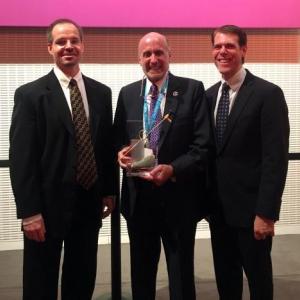 Dr. Glenn Preminger receives award
